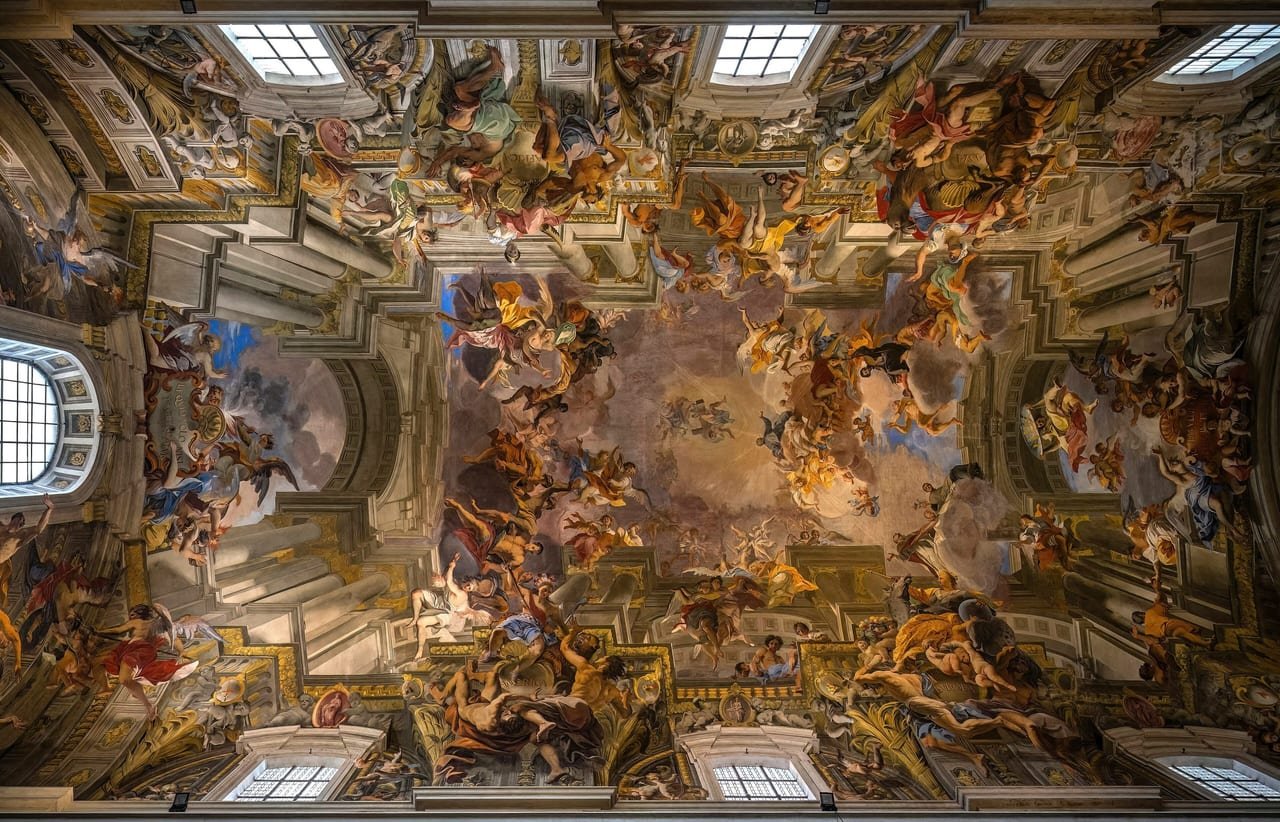 Deckenfresko von Andrea Pozzo: Figurengruppen in einem geöffneten Himmel